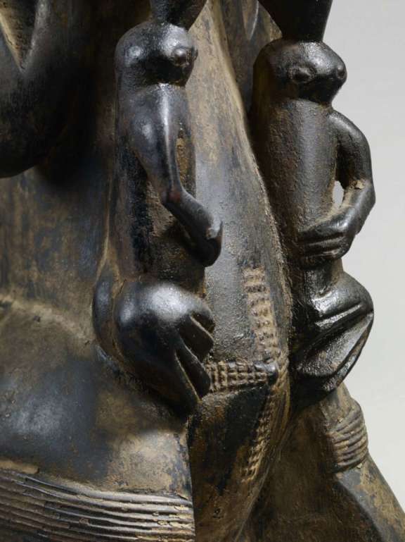 Detail of the umbilical scarifications of the Senufo maternity figure. © musée du quai Branly - Jacques Chirac, photo Claude Germain