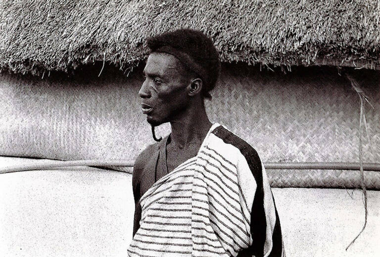 Le sculpteur yohouré Kouakou Dili arborant la barbiche akenza pli portée par les hommes Baoulé et Yohouré, 1934. Photographie Hans Himmelheber. © Hans Himmelheber, c/o Museum Rietberg