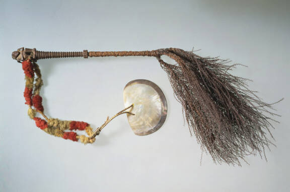 Bâton d’orateur, tahiri ra‘a, Tubuai (Îles Australes), bois, fibres végétales, plumes, nacre, L : 89 cm. New Heaven, Peabody Museum © YPM ANT.209919. Courtesy of the Division of Anthropology; Peabody Museum of Natural History, Yale University; peabody.yale.edu. Photography by W.K. Sacco