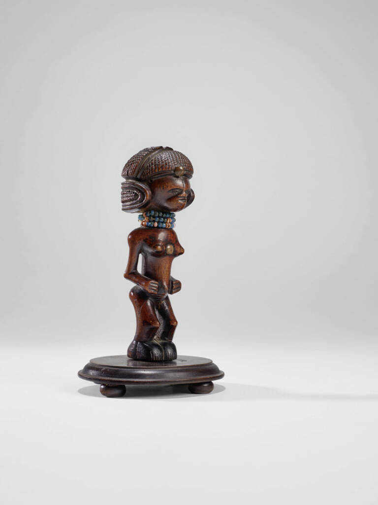 Statuette féminine Lwena/Tshokwé, Angola, 19e siècle, 70.2017.66.13 