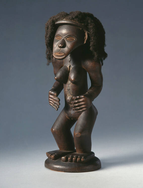Statue féminine Tshokwé. Ethnologisches Museum, Berlin © BPK, Berlin, Dist. RMN-Grand Palais / Heini Schneebeli
