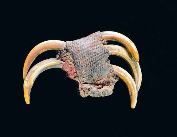 "Objet trouvé" (dents et peaux animales, fibres végétales), Lega. © Fowler Museum at UCLA, Photograph by Don Cole