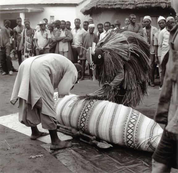 Funérailles d’un homme. Tyelikaha, Sénoufo, Côte d’Ivoire. Photographie Till Förster, 1986 © Photo : Till Förster, 1986