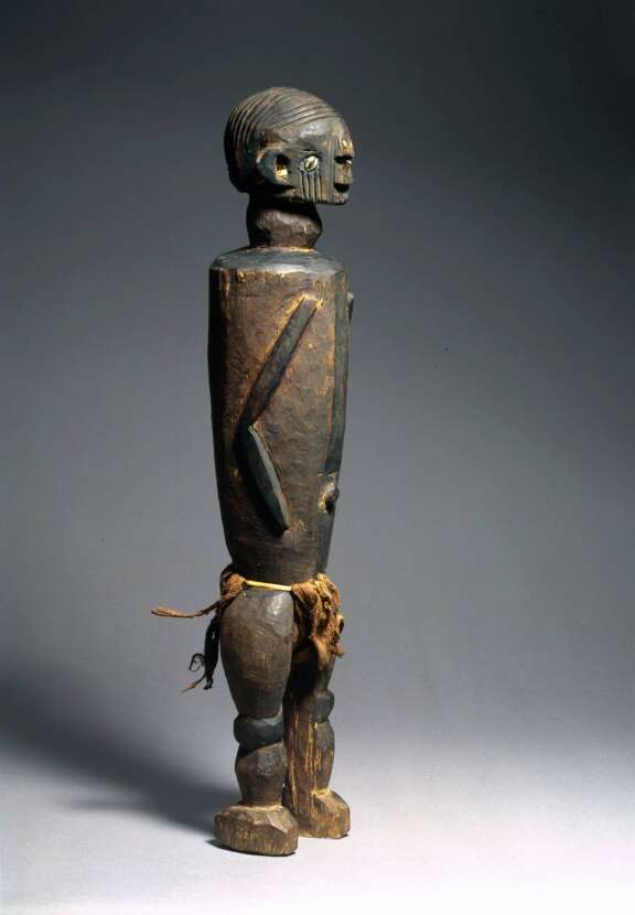 Male Gbaya statute, eastern Cameroon. Wood, cowries, bark, fabric and plant fibres. © Museum Fünf Kontinente, Munich, photo: Swantje Mulzer, Inv.-Nr. 15-17-18