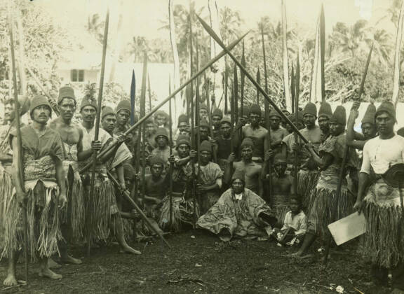 Groupe d’habitants d’Aitu (îles Cook) regroupés autour de la cheffe Paruarangi Ariki et portant des tenues cérémonielles. Photographie par Peter H.  Buck, autour de 1910. BIshop Museum, Honolulu (inv. SP_21695) © Photo by Stephen Savage, Bishop Museum Archives