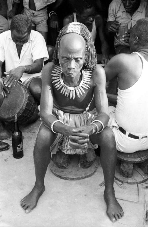 Kindi initiate sitting on a kisumbi stool, Kalima region (Maniema), 1967. © Eliot Elisofon Photographic Archives - National Museum of African Art Smithsonian Institution