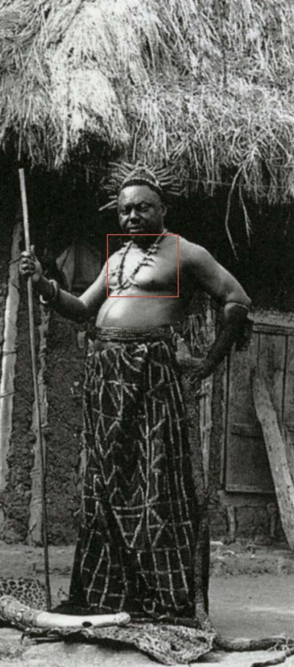 "Fon" of Bamumkubit wearing a leopard-tooth necklace, 1925. © D.R.