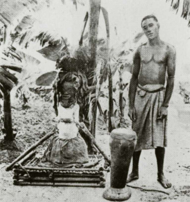 Nkishi songye et son gardien, 1913-1916. © D.R.