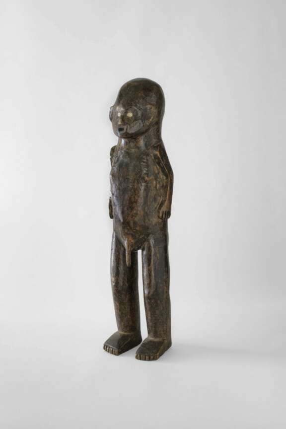 Male statue - Ngbaka people - Democratic Republic of the Congo – Wood, mother-of-pearl and plant fibres © Robert A. Kato