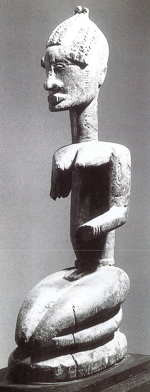 Statue d’une femme agenouillée. Centre du plateau et N’Duléri, Dogon, Mali. Collection privée. © Photo Roger Asselberghs Brussels