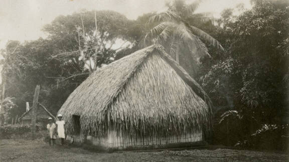 Habitation à Atiu (îles Cook), photographie par Robert H. Buck, autour de 1944. Bishop Museum, Honolulu (inv. SP_15578) © Bishop Museum Archives