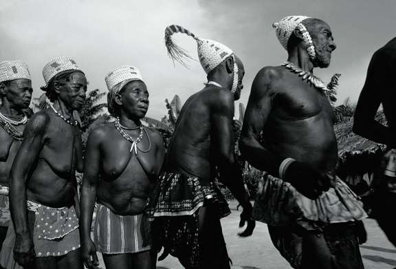 Hommes et femmes dansant pour célébrer l’accession d’un membre au quatrième grade du "Bwami". © Eliot Elisofon Photographic Archives - National Museum of African Art Smithsonian Institution