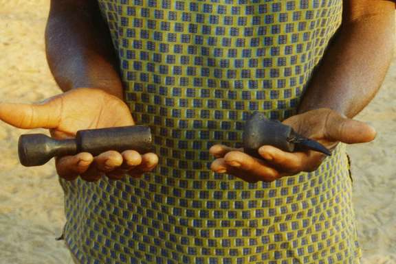 Femme du village de Kasongo Mbanza dans les pays des Konji montrant ses deux accessoires "Cibola". © photo : Constantin Petridis - "Luluwa : Arts d’Afrique centrale entre ciel et terre", 2018, Fonds Mercator