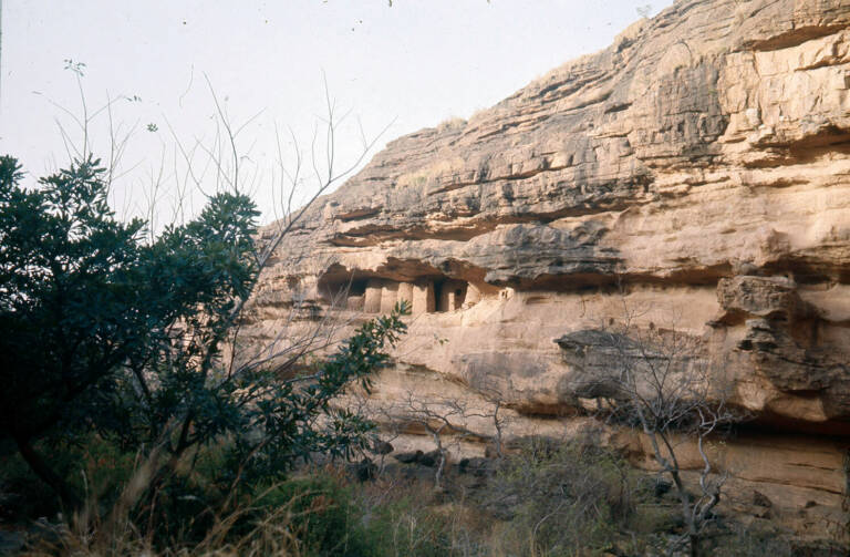 Habitat et greniers dans la falaise, Mali. 1972. Photographie de France Ndiaye. Musée du quai Branly-Jacques Chirac, Paris (PF0167873) © musée du quai Branly-Jacques Chirac