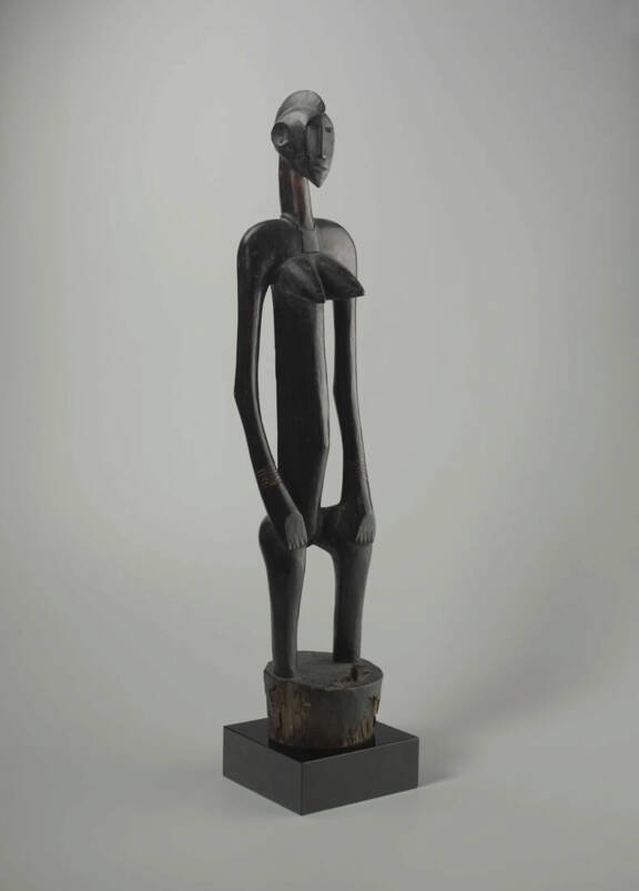 Statue féminine doogele ou poro pya. Sénoufo, Côte d’Ivoire/Mali/Burkina Faso. 19e-20e siècle. Yale University Art Gallery, New Haven (inv. 2006.51.60) © Yale University Art Gallery