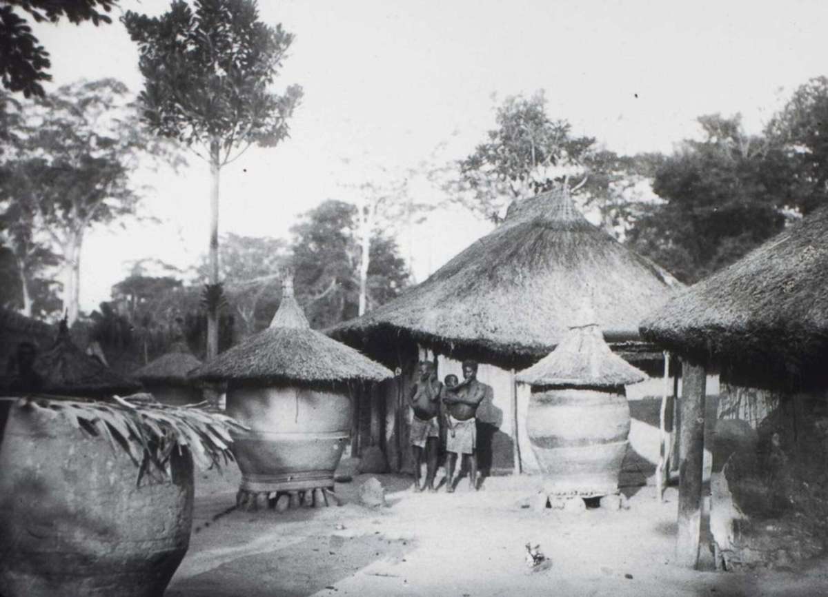 Baule village with granaries, 1926. Edgar Aubert de la Rüe. © musée du quai Branly - Jacques Chirac
