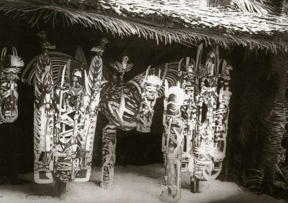 Abris d’exposition de sculptures "malagan", Nord de la Nouvelle-Irlande, est de l’aire kara, village de Lemakot, 1931 © (F)Vb 1564, Museum der Kulturen Basel