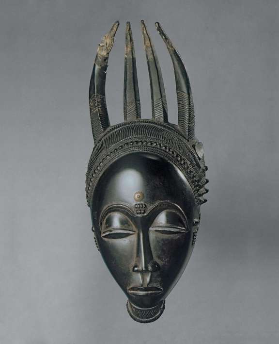 Male "ndoma" portrait mask, 19th.  © Mina Borro
