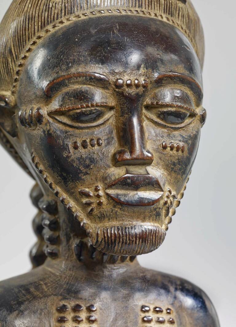 Statue masculine asie usu, Baoulé, Côte d’Ivoire, 19e siècle, 70.2017.66.28 