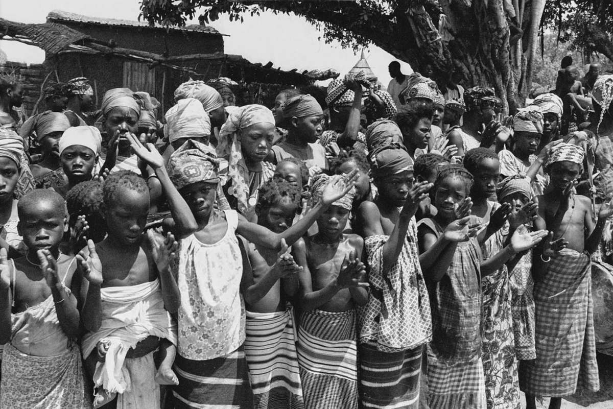 Each boy entering the N’tomo initiation performs a kind of mock marriage with a little girl of his age group called a ngolo-muso. She also attends public showings of the mask, as here in 1970, in a neighbourhood of Bamako. © Eliot Elisofon Photographic Archives - National Museum of African Art Smithsonian Institution