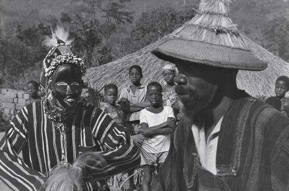 Danse du masque tanka avec son propriétaire. Côte d’Ivoire, village de Bagamaplö. © Eberhard Fischer