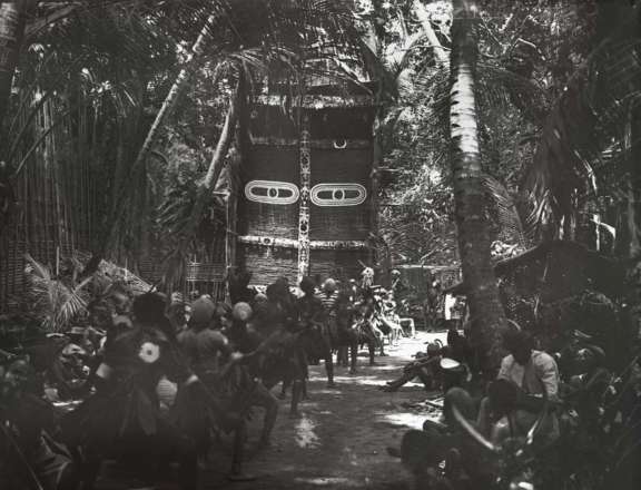 Climax of a major 'malagan' ceremony, with a display shelter ten metres tall, Mapua region, Tabar Island, northern New Ireland, 1907–1909.  © BPK, Berlin, Dist. RMN-Grand Palais / image BPK
