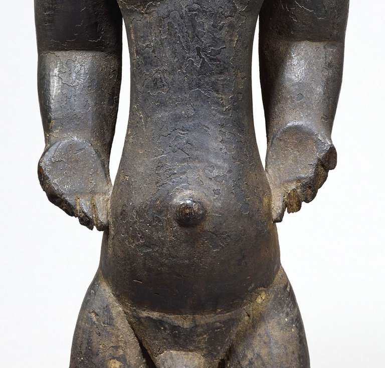 Statue d’ancêtre singiti, Hemba. Détail de la zone ombilicale. © musée du quai Branly - Jacques Chirac, photo Claude Germain 