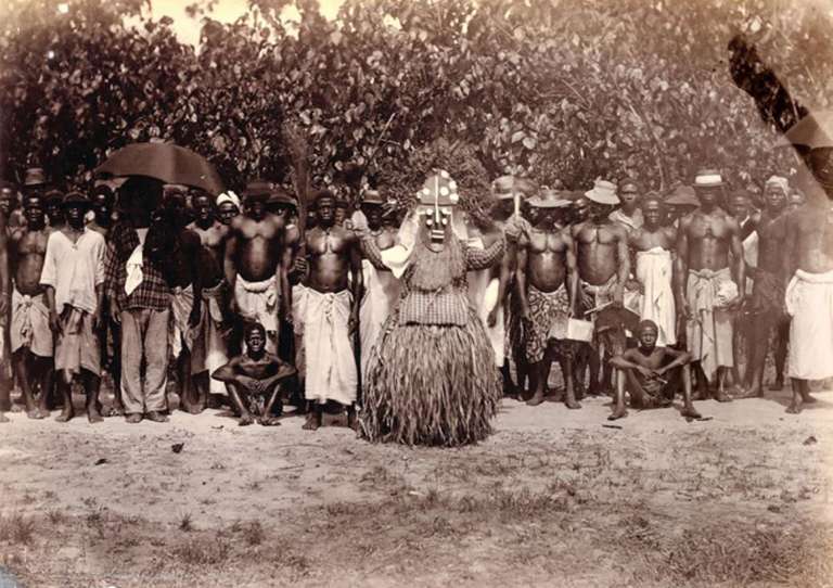 Mascarade Kru avec Krumen, Gabon ou Cameroun, vers 1875-1885. © (F)III 23738, Museum der Kulturen Basel
