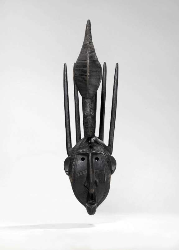 “N’tomo” mask, human face surmounted by six horns and a crocodile, Mali, Ségou region. Bamana people. © musée du quai Branly - Jacques Chirac, photo Claude Germain