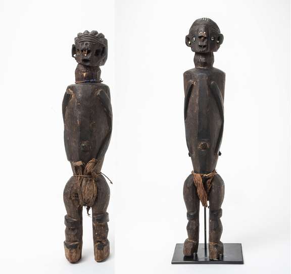 Statue masculine gbaya, Est du Cameroun. Bois, cauris, écorce, tissu et fibres végétales. © Museum Fünf Kontinente, Munich, photo: Marietta Weidner, Inv.-Nr. 15-17-17