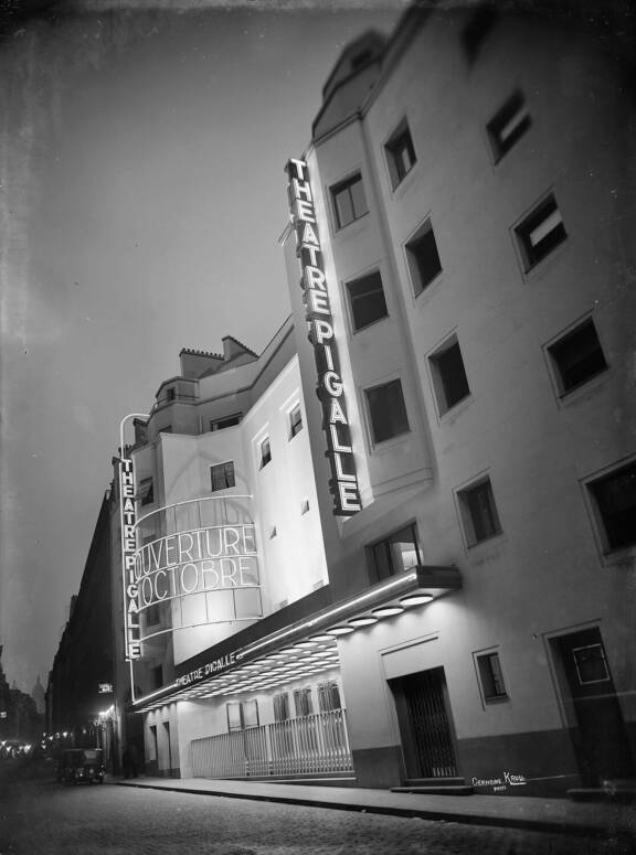Façade du théâtre Pigalle, 1929. Photographie Germaine Krull © Ville de Paris / Bibliothèque historique © Estate Germaine Krull, Museum Folkwang, Essen