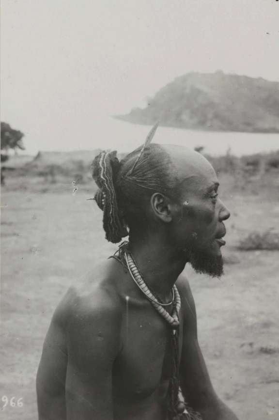 'Buste Niemba. Kunda. Chef Urua (Pweto)’. Photograph of a chief from the Warua region with a postiche variant of the quadrifoil chignon, 1898. © AP.0.0.966, collection MRAC Tervuren; photo F.L. Michel, 1898