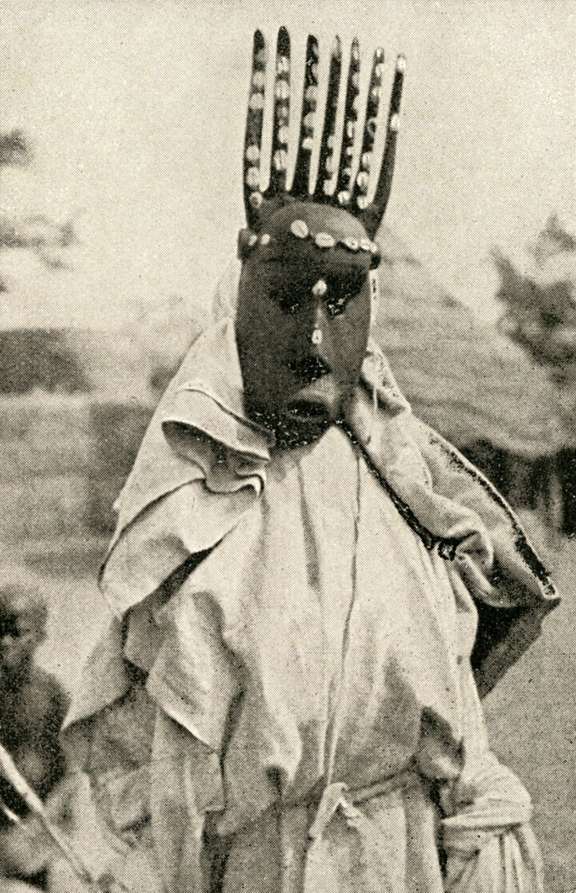 Masque du "N’tomo" vers 1900, Mali, entre Ségou et Bamako. © Photothèque des Archives Générales des Missionnaires d'Afrique à Rome (A.G.M.Afr. Rome)
