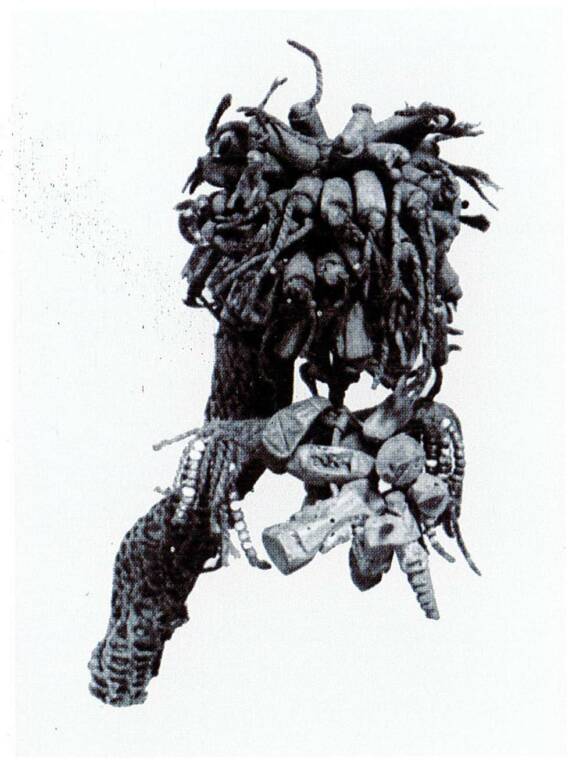 Hochet hamba cisola, en fibres, bois et matériaux composites. Tshokwé, Chingulo-Dundo, Angola. Museu do Dundo, Lunda-Norte (inv. M689). © D.R. Voir FALGAYRETTES-LEVEAU Christiane (sous la dir.), Angola. Figures de pouvoir, Musée Dapper, Paris, 2010, page 119 © D.R.