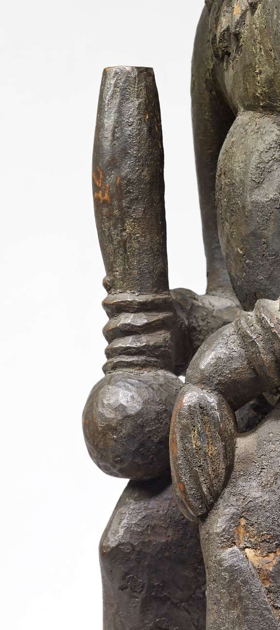 Statue commémorative de roi "lefem" (détail du bracelet) © musée du quai Branly - Jacques Chirac, photo Claude Germain