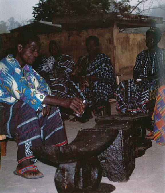 Libations réalisées sur les tabourets sacrés par un membre de la famille royale, Sakassou, 1989. Photographie de Monique Barbier-Mueller © abm - Archives Barbier-Mueller