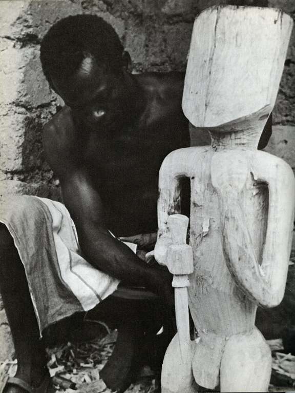 Sculpteur bangwa à l'oeuvre, Fontem (Cameroun), années 1960. © D.R.