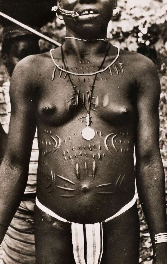 23 - Cercle de Korhogo (Côte d'Ivoire). Jeune fille sénoufo.	Anonyme © musée du quai Branly - Jacques Chirac