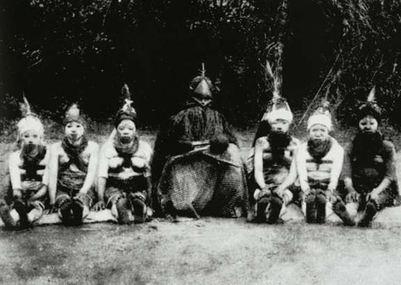 Un masque du "Sande" entouré des jeunes initiées, vers 1891 © T.J. Alldridge © D.R.