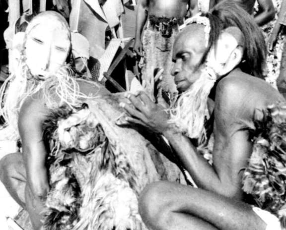 Two Lutumbo lwa Kindi rank preceptors performing the nkunda (queen bee) ritual, 1952-1953. © Daniel P. Biebuyck