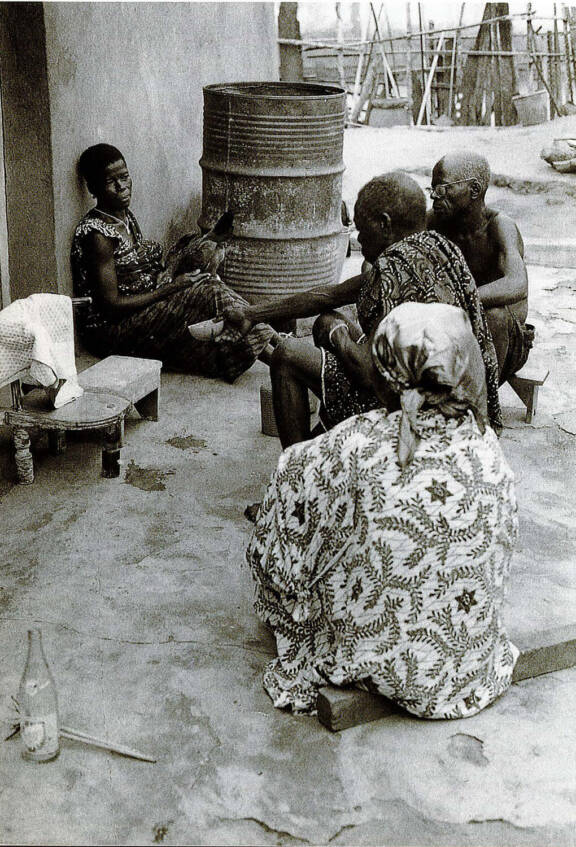 Sacrifice sur un siège d’ancêtre. Kami, région Akoué, 1973 © Susan Mullin Vogel