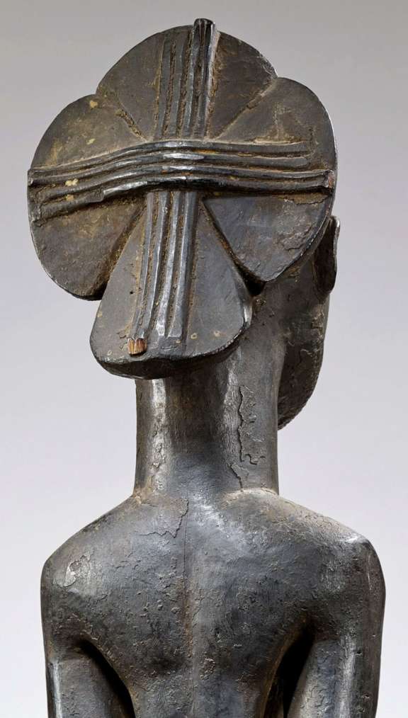 "Singiti" ancestor statue, Hemba. View of the quadrifoil headdress. © musée du quai Branly - Jacques Chirac, photo Claude Germain