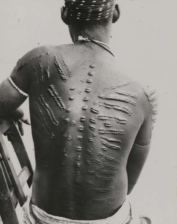 Sango woman. Back tattoo. (Dongo) © AP.0.0.12280, collection MRAC Tervuren; photo mission A. Hutereau, 1913