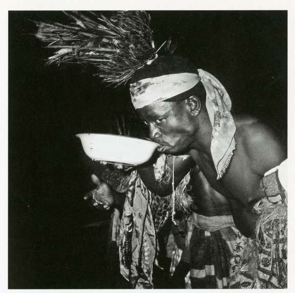 Ingestion de l’alan lors du rituel de purification du melan chez les Fang Ntumu, 1968.	© Louis Perrois / © D.R.