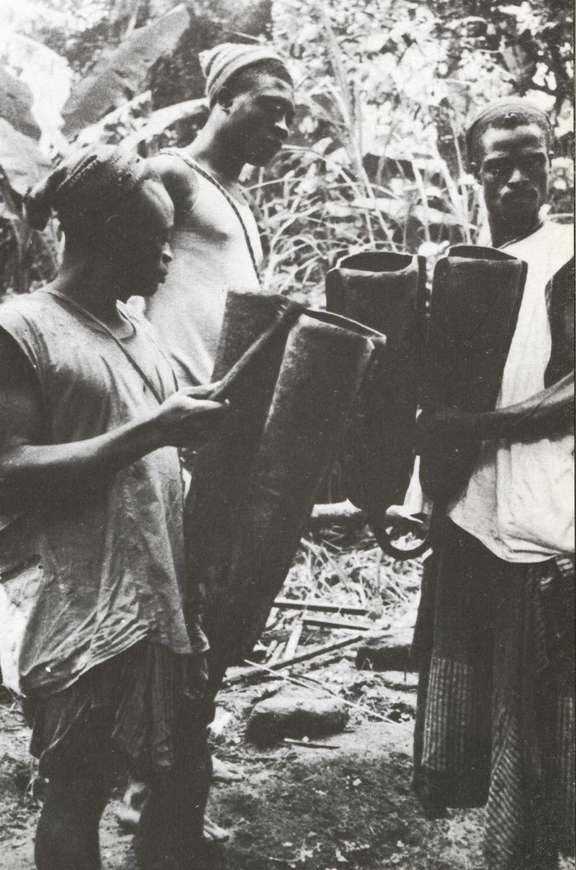 Joueurs de gongs kwifo à Nseï, 1954.© A. Schmidt./© D.R.
