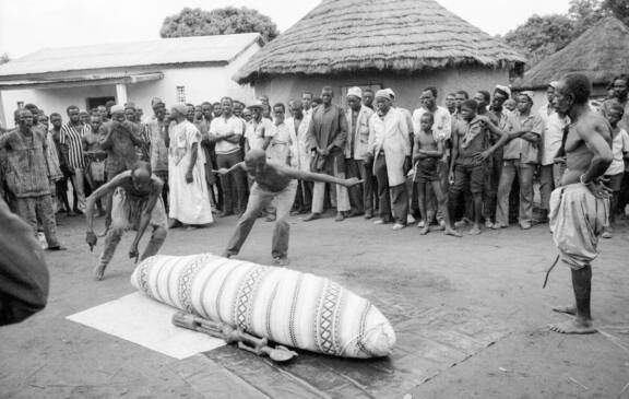 Funérailles d’un homme. Tyelikaha, Sénoufo, Côte d’Ivoire. Photographie Till Förster, 1986. © Till Förster