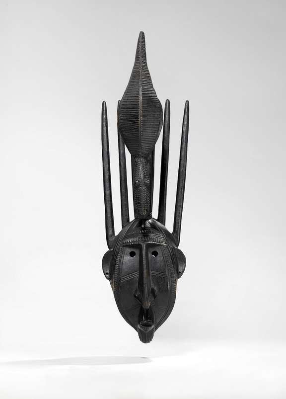 Masque du "N’tomo", visage humain surmonté de six cornes et d’un crocodile, Mali, région de Ségou. Population bamana. © musée du quai Branly - Jacques Chirac, photo Claude Germain
