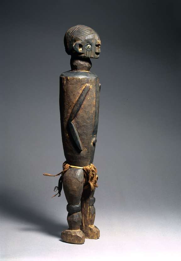 Statue masculine gbaya, Est du Cameroun. Bois, cauris, écorce, tissu et fibres végétales. © Museum Fünf Kontinente, Munich, photo: Swantje Mulzer, Inv.-Nr. 15-17-18