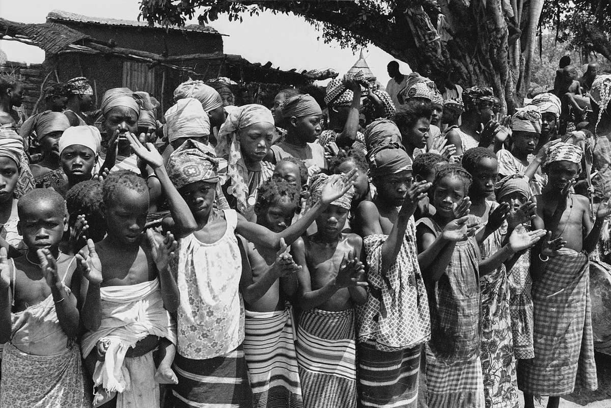 Chaque garçon qui entre dans l’initiation du N’tomo accomplit une sorte de mariage factice avec une petite fille de sa classe d’âge appelée ngolo-muso. Elle assiste également aux sorties publiques du masque, comme ici en 1970, dans un quartier de Bamako. © Eliot Elisofon Photographic Archives - National Museum of African Art Smithsonian Institution