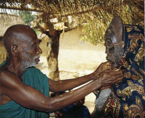Bakari Yao and a portrait mask. Boreakpekro, Agba Katienou, 1993. © Susan Mullin Vogel